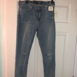 *NWT* Lucky Brand: Light wash blue ripped jeans